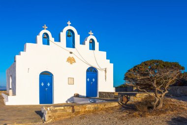 Pirgaki, Paros, Yunanistan - Temmuz 2021: Agios Georgios Şapeli