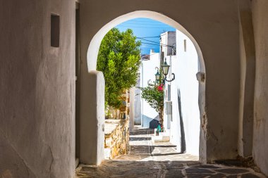 Marpissa, Paros, Yunanistan - Temmuz 2021: Marpissa Caddesi