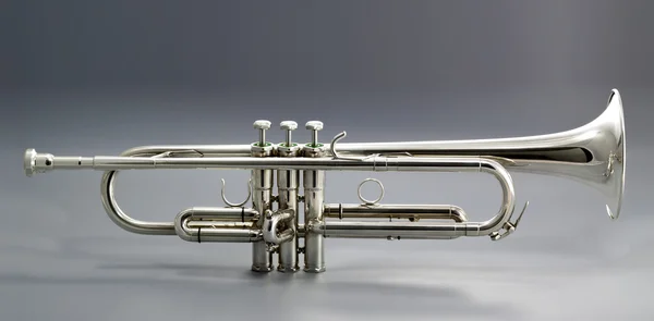 Arka plan üzerinde trompet — Stok fotoğraf
