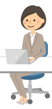 Takım elbiseli bir kadın bilgisayar kullanıyor. Bilgisayar kullanan takım elbiseli bir kadının resmi..