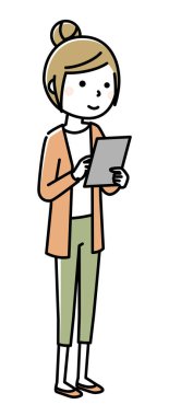 Tablete bakan genç bir kadının resmi..