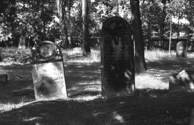 Cmentip Zydowski w zorach w Polsce zostal zaloony w 1814 i zniszczony w czasie 2 wojny swiatowej. Otoczony murem, jest najstarsza nekropoli miasta.