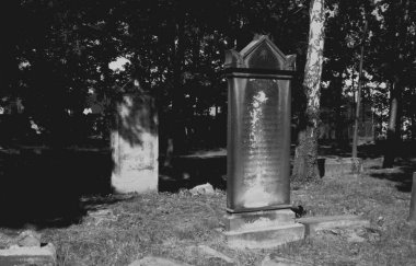 Cmentip Zydowski w zorach w Polsce zostal zaloony w 1814 i zniszczony w czasie 2 wojny swiatowej. Otoczony murem, jest najstarsza nekropoli miasta.