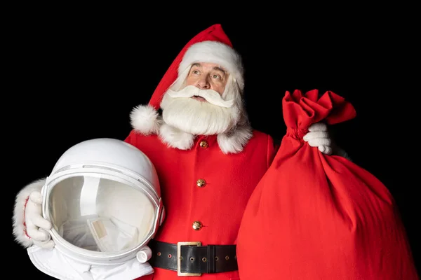 Astronot Noel Baba hediyelerle döndü. Siyah arkaplanda yakın plan.