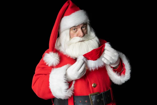 Noel Baba bir maske takıp deniyor. Siyah arkaplan.