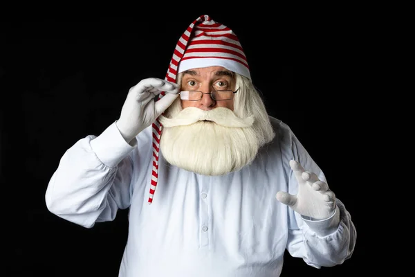 Gecelikli Noel Baba söylemek istiyor. Siyah arkaplan.