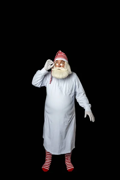 Santa Claus Pyžamu Ospale Dívá Přes Brýle Černém Pozadí Royalty Free Stock Fotografie
