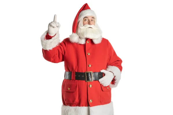 Gerçek bir Noel Baba 'nın portresi beyaz arka planda izole edilmiş bir şekilde dikilip parmağını fotokopi alanına doğrultuyor..