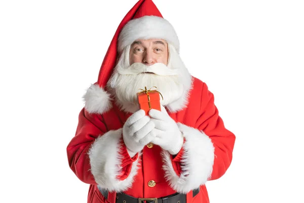 Çekici ve neşeli bir Noel Baba 'nın portresi elinde bir Noel hediyesi kutusu tutuyor. İzole edilmiş beyaz arkaplan.