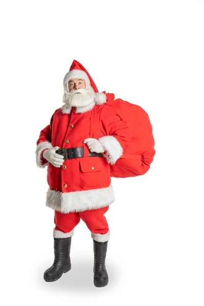 Yeni yıl Noel Baba 'sı beyaz bir arka planda hediye dolu bir sırt çantasıyla büyümekte..