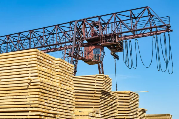 Endüstriyel depo kereste fabrikası, bir kereste fabrikasında bitmiş ürünler. Kereste yükleme vinci.