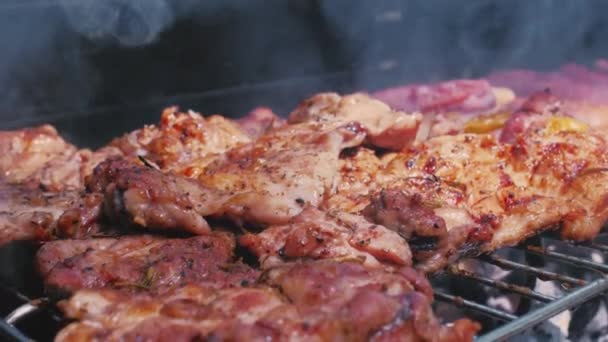 Gegrilde vlees, heerlijke biefstuk in slow motion close-up. Een hete sappige boterachtige biefstuk wordt gekookt in slow motion in close-up. — Stockvideo