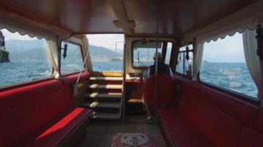 Gölde su taksisi. Como Gölü, İtalya. Tekne dalgalarda sallanıyor. Güneşli bir günde motorlu tekne gezisi