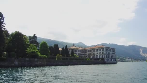 Een eiland aan het Comomeer. Antieke villa 's op het eiland. Uitzicht vanaf het water. Toeristische reis in Italië. vakantie in Italië. vakantie aan het Comomeer — Stockvideo