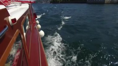 Yüzen bir geminin görüntüsü. Tekne gezisi. Ufuk çizgisi, denizde teknelerin olduğu güzel bir manzara. Turistler suda yürür..