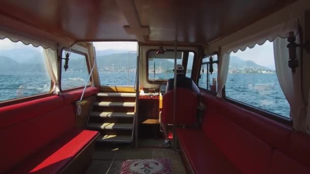 Катание на моторной лодке по озеру в солнечный день, лодка бобс на волнах. Туристические праздники в Европе — стоковое видео