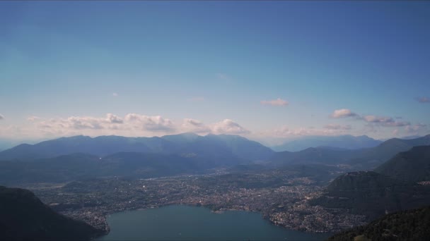 Panorama szwajcarskiego wybrzeża z wysokości. Okrążenia czasowe 4K Filmiki Stockowe bez tantiem