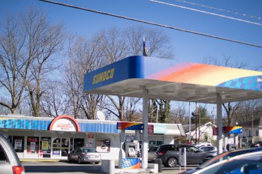 Johnson City, Tennessee Birleşik Devletleri 2021-01-23 Sunoco servis istasyonu ve Roadrunner pazarı