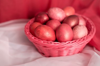 Sepette pembe Paskalya yumurtaları