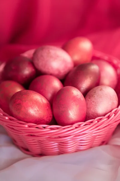 Sepette pembe Paskalya yumurtaları