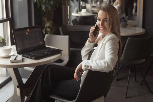 Zakelijke Vrouw Glimlachend Koffie Drinken Een Witte Jas Werken Met Stockfoto