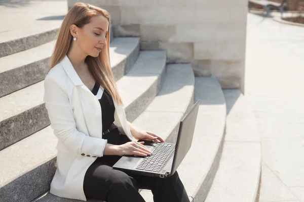 Retrato Calle Una Mujer Negocios Seria Con Chaqueta Blanca Pantalones — Foto de Stock