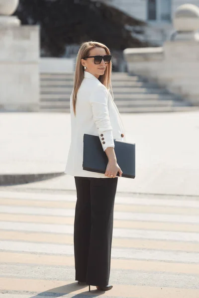 Retrato Calle Una Mujer Negocios Seria Con Gafas Sol Con — Foto de Stock