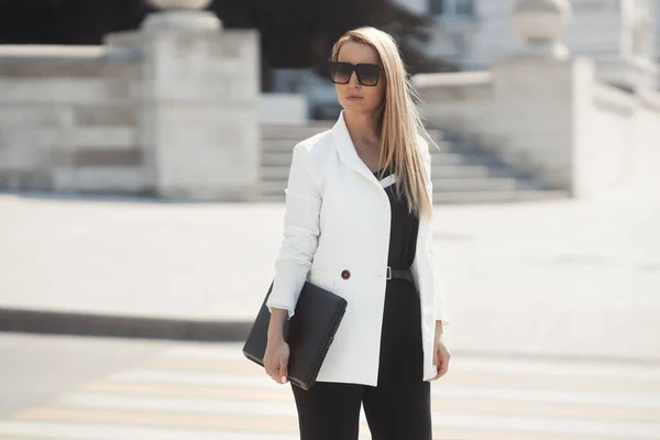 Retrato Calle Una Mujer Negocios Seria Con Gafas Sol Con —  Fotos de Stock