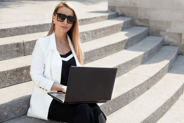 Retrato Estilo Calle Una Mujer Negocios Seria Con Gafas Sol — Foto de Stock