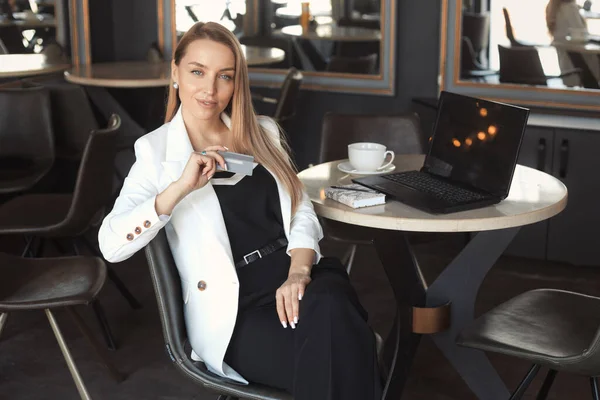 Mujer Negocios Con Pelo Largo Rubio Beber Café Una Chaqueta — Foto de Stock