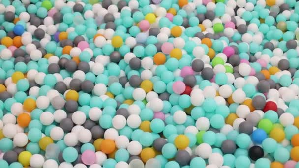 Piscina para niños con fondo de bolas de plástico de colores brillantes en el parque infantil — Vídeos de Stock