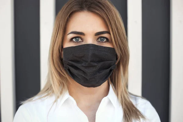 코로나 바이러스가 유행하는 동안검은 마스크를 셔츠를 가까이에 코카서스 여성의 — 스톡 사진