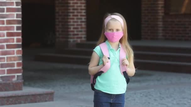 Portré kis szőke lány pamut védő maszk az új normál covid-19 — Stock videók