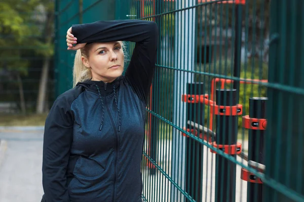 Giovane Donna Sovrappeso Beve Acqua Sul Posto Allenamento Strada Dopo — Foto Stock