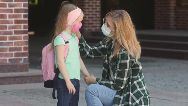 Mamma tar sin dotter till skolan, tar hand om nya normala covid-19 — Stockvideo