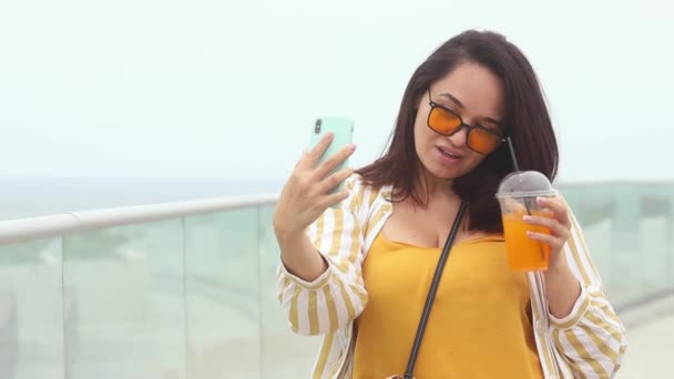 Vacker ung plus storlek kvinna 30-35 år gammal tar en selfie på sin telefon — Stockvideo