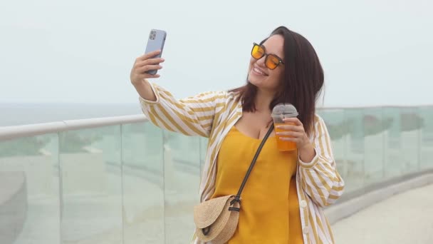 Frumos tânăr plus dimensiune femeie 30-35 de ani ia un selfie pe telefonul ei — Videoclip de stoc