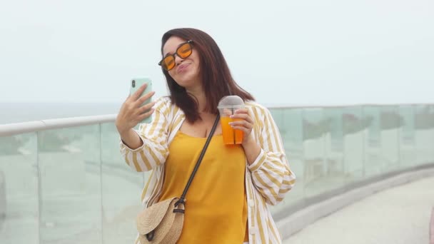 Hermosa joven más mujer de tamaño 30-35 años de edad se toma una selfie en su teléfono — Vídeos de Stock