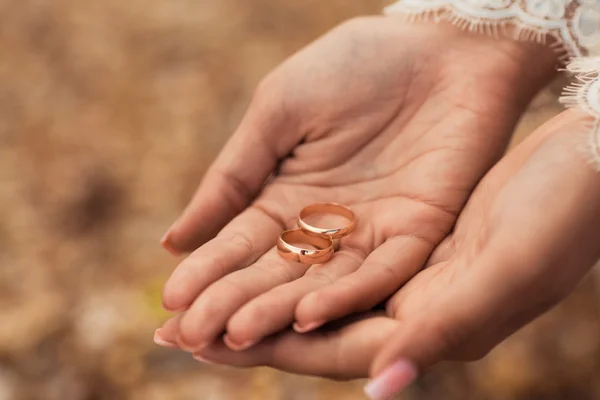 Anéis de casamento em mãos de noiva — Fotografia de Stock