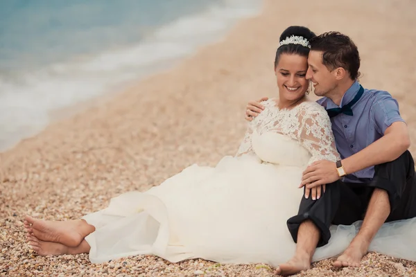 Couples mariés, mariés, marchant sur une belle plage — Photo