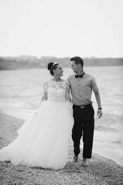 Casal de casamento, noiva e noivo, andando em uma bela praia — Fotografia de Stock