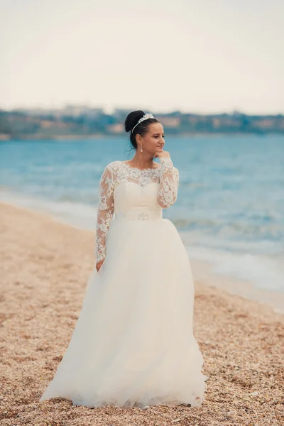 Hermosa novia en la playa — Foto de Stock