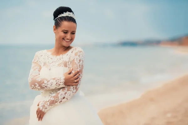 Vacker brud på stranden — Stockfoto