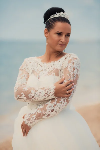 Hermosa novia en la playa — Foto de Stock