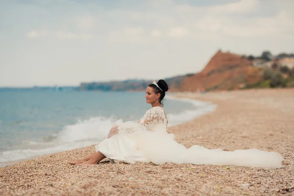 Piękna panna młoda na plaży — Zdjęcie stockowe