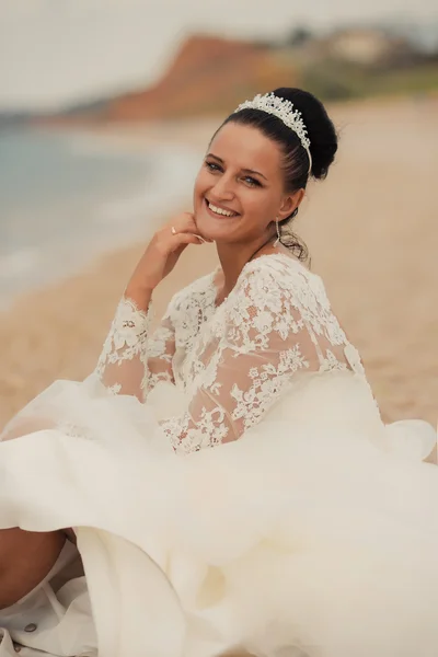 Hermosa novia en la playa — Foto de Stock