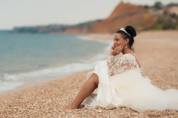 Bella sposa sulla spiaggia — Foto Stock