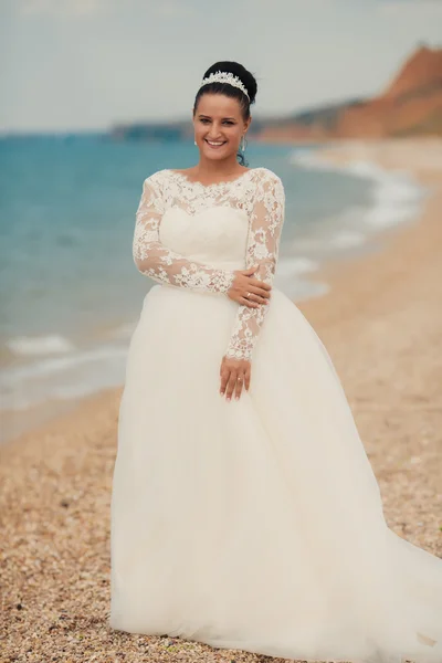 Hermosa novia en la playa — Foto de Stock