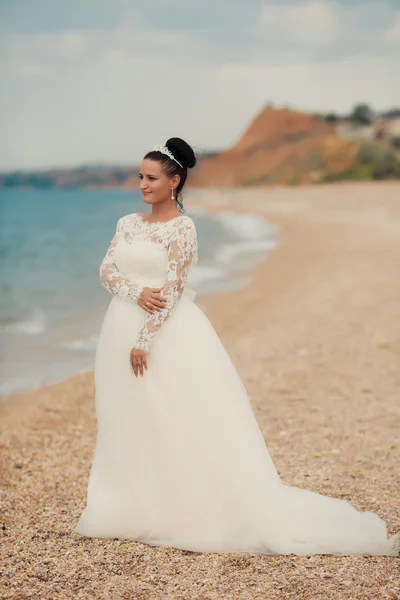 Hermosa novia en la playa — Foto de Stock