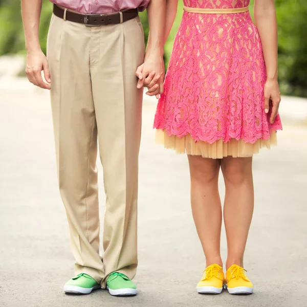 Пара ніг з кольоровими кросівками — стокове фото